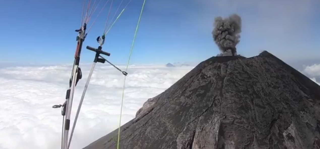 Siklóernyővel egy háborgó vulkán felett repülni élvezet
