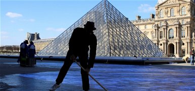 Zseniális képet tettek a Louvre piramisa köré