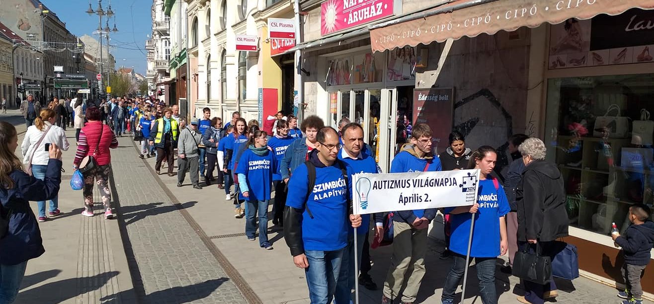 Kék pólók és kék lufik – kék séta az Autizmus Világnapján