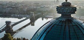 Az Esernyős Ember most Budapest egyik legmagasabb pontjáról jelentkezett be