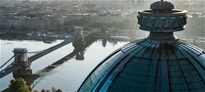 Az Esernyős Ember most Budapest egyik legmagasabb pontjáról jelentkezett be