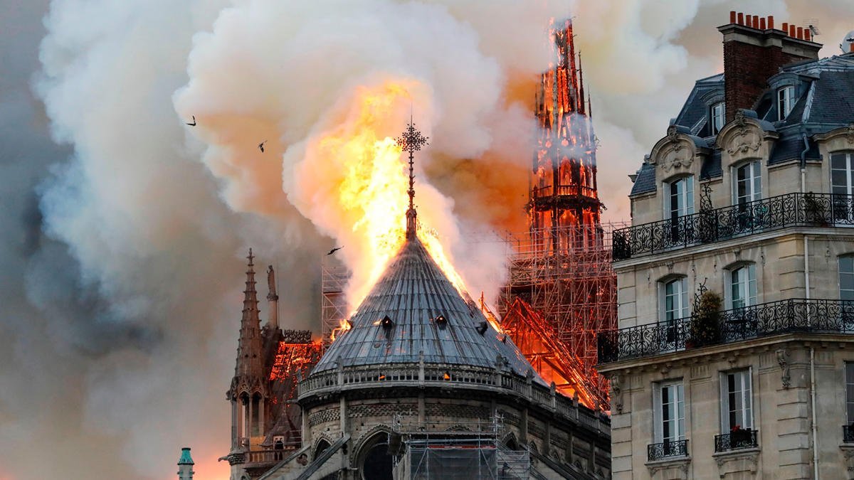 Lángok: óriási kár keletkezett a kigyulladt Notre Dame-ban 