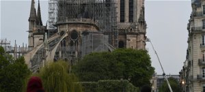 Salma Hayek férje 100 millió eurót ajánl fel a Notre Dame-ra