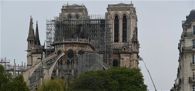 Salma Hayek férje 100 millió eurót ajánl fel a Notre Dame-ra