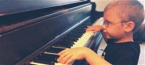 7 éves, félig vak, de szédületesen játssza a Bohemian Rhapsodyt 
