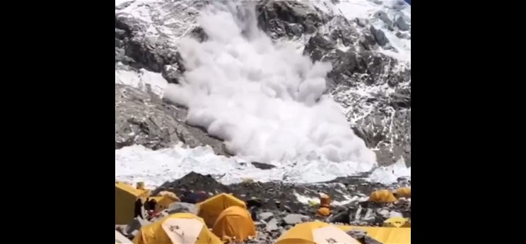 Az Everest alaptábora ezúttal megúszott egy gigalavinát – videó!