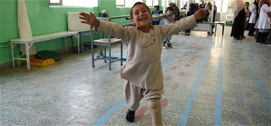 Az életöröm szimbóluma lett a műlábbal táncoló afgán kisfiú – videó