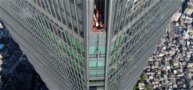 Videó: ablakmosó munkásokat kellett kimenteni toronyház tetejéről