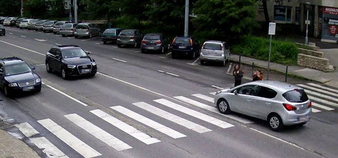 Ne így vezess, ha jön két gyerek a zebrán – videó