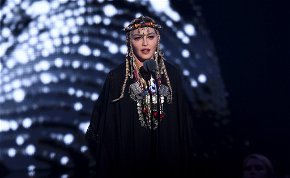 Madonna letépte egy tinédzser rajongója ruháját