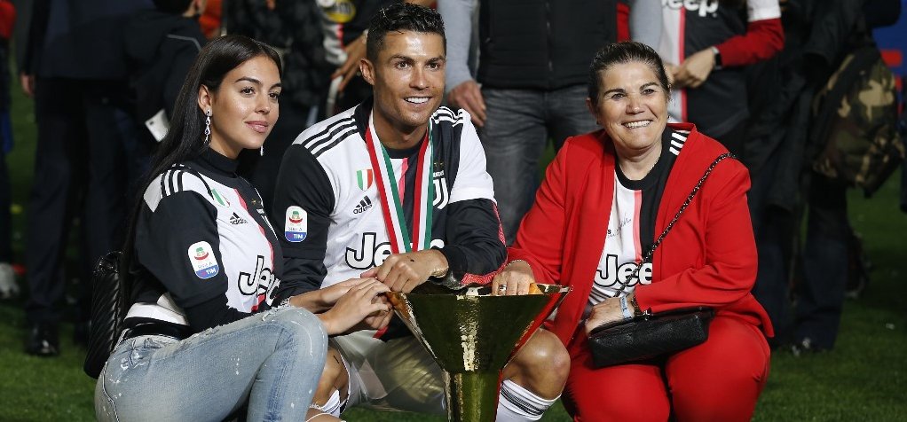 Cristiano Ronaldo kupán vágta fiát