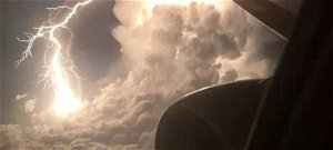 Apokaliptikus fotót lőttek a gép ablakából egy villámról