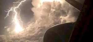 Apokaliptikus fotót lőttek a gép ablakából egy villámról
