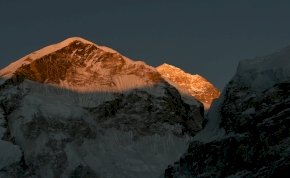 Az Everest tetején lőtt fotó láttán elmegy a kedvünk a Himalájától