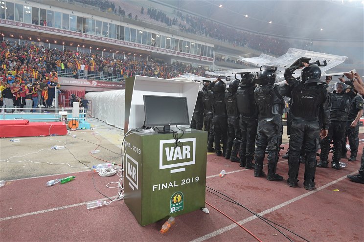 Botrány: 58 percig tartott az afrikai Bajnokok Ligája-döntő - videó