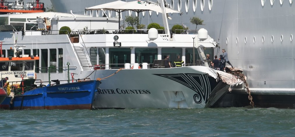 Velencében tengerjáró elől menekültek, többen vízbe estek – videók