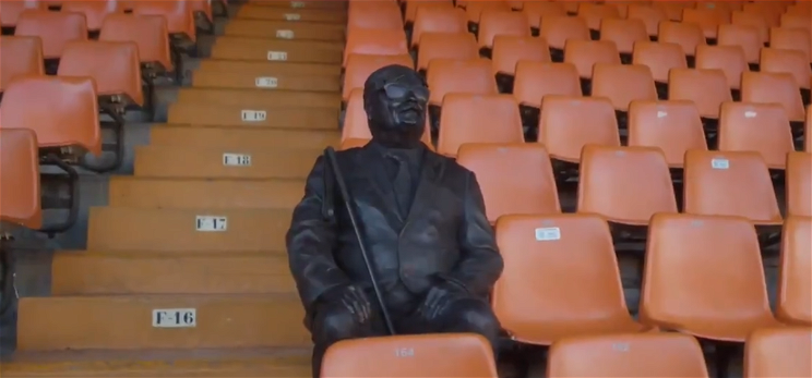 A vak drukker szobrot kapott imádott csapata stadionjának lelátóján