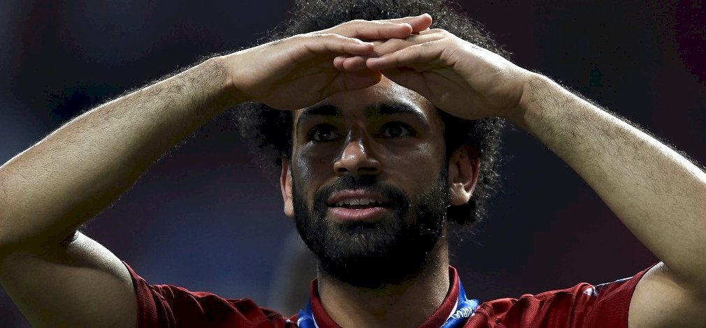 Salah nem kért a szép szőke riporternő csókjából – videó 