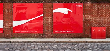 A Coca-Cola plakátokkal mutat rá, merre van a szelektív kuka