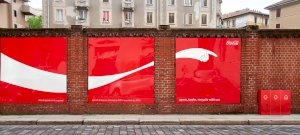 A Coca-Cola plakátokkal mutat rá, merre van a szelektív kuka