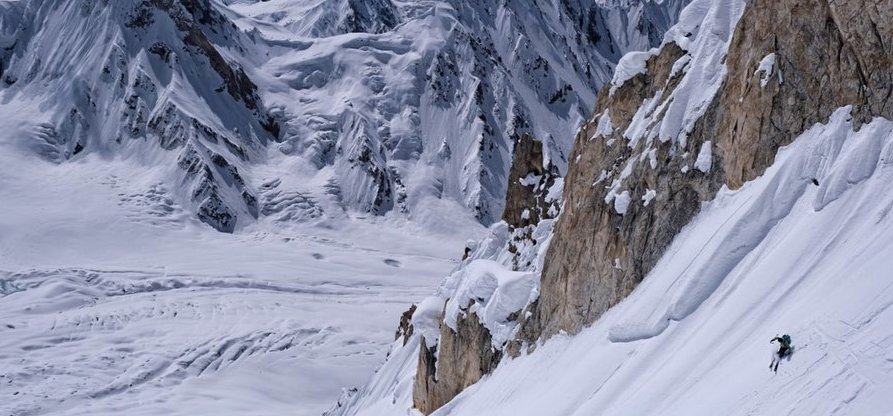 Két őrült lesíelt egy 7027 méter magas csúcsról a Karakorumban