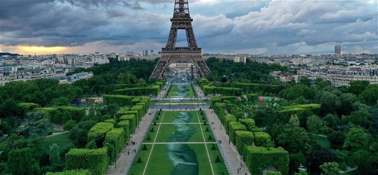 600 méter hosszú, lebomló festmény nyúlik el az Eiffel-torony lábánál