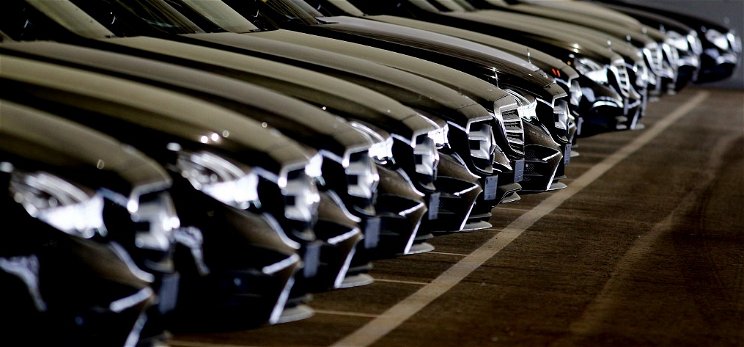 Mercedesek tízezreit kell szervizbe vinni, ám a gyártó ellenzi ezt a lépést