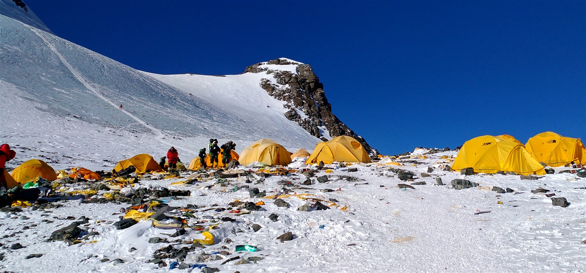 Nyolc tonna emberi ürüléket kell lehozni az Everestről