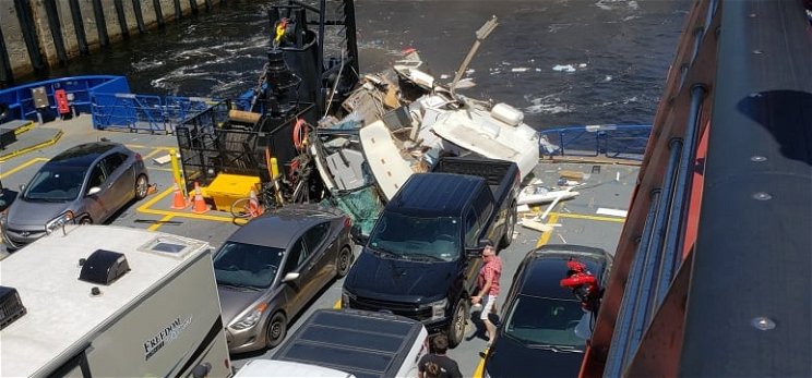 Horrorisztikus repülés után a hajóba csapódott egy lakóautó