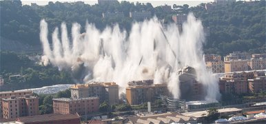 Felrobbantották Genova hírhedt autópályahídját – videó, fotók