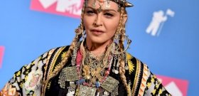 Nyolc perces Madonna klip: buli, fegyverek, vér