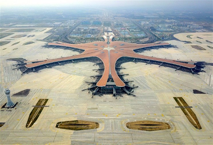 Kész a világ legnagyobb reptere, UFÓ-knak is jó lesz – fotók, videó