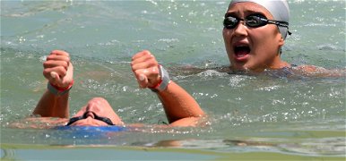 Hosszában ússzák át a Balatont, végtaghiányos gyerekekért