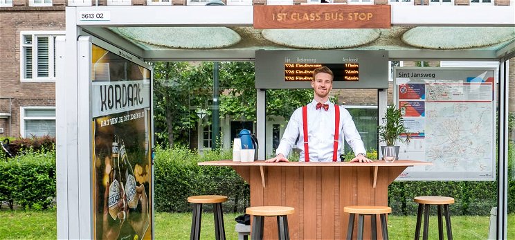 Első osztályú kiszolgálás egy buszmegállóban – így is lehet várni