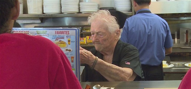 85 éves a nénike, de még mindig dolgozik – mutatjuk, miért imádják a vendégei