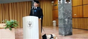 Egy pécsi egyetemista vakvezető kutyájával együtt vette át diplomáját – videó