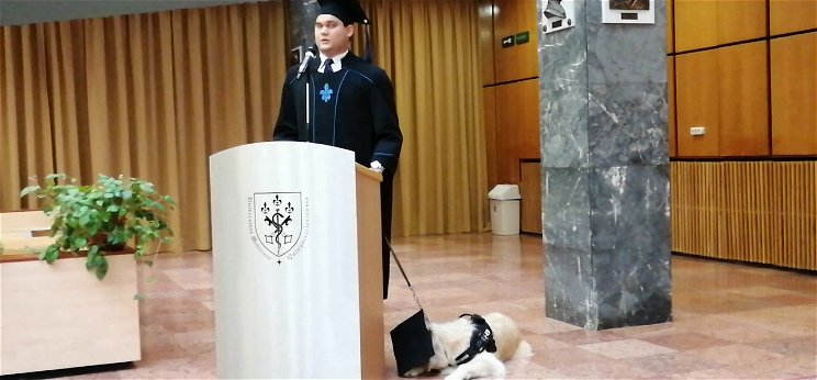 Egy pécsi egyetemista vakvezető kutyájával együtt vette át diplomáját – videó