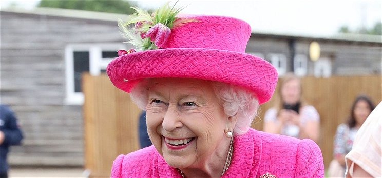A 93 éves angol királynő nem kért a segítségből, egyedül ültetett fát – videó