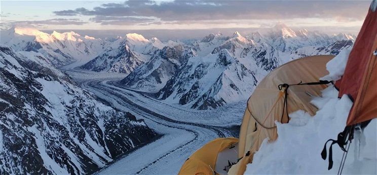 Igen meredek fotók születtek Klein Dávidék mászásáról a K2-ben