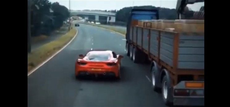 Ennél őrültebb manővert Ferrari még nem csinált autópályán – videó