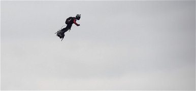 Őrült terv: légdeszkával kel át a La Manche felett a repülő katona