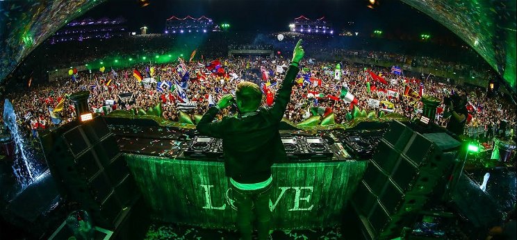 Armin van Buuren őrült tesiórát tartott Tomorrowlanden – mutatjuk az élő szettet