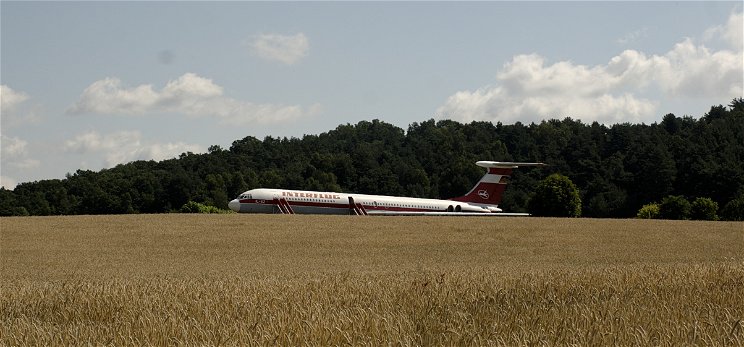 Leszállás Trabantok közé a mezőre négymotoros utasszállító repülővel