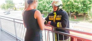 Létrán mászott fel az erkélyre a tűzoltó, hogy megkérje barátnője kezét – videó