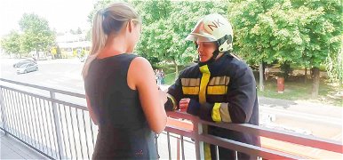 Létrán mászott fel az erkélyre a tűzoltó, hogy megkérje barátnője kezét – videó