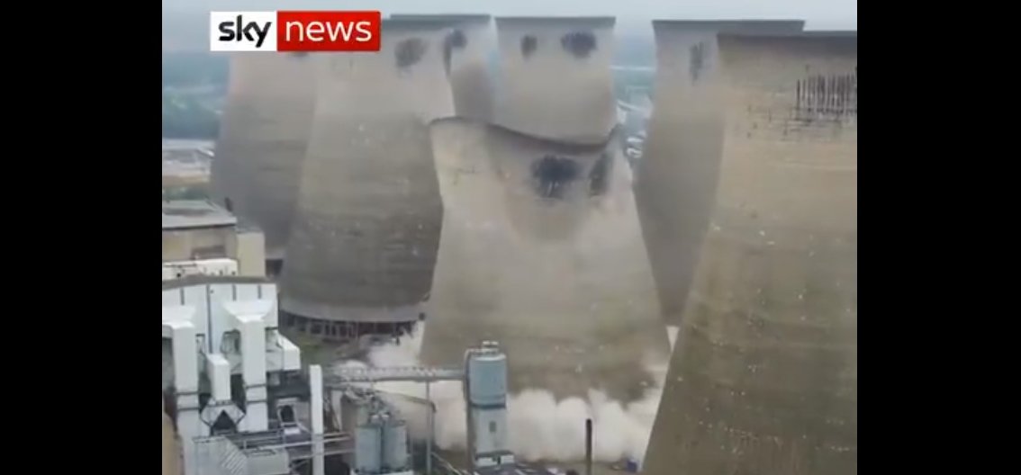 Papírmaséként omlik össze a 114 méter magas hűtőtorony – videó