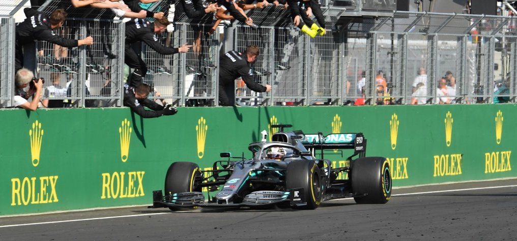 Verstappen vezetett, majd Hamilton ott termett és megnyerte a Magyar Nagydíjat – galéria