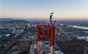 Egyáltalán nem fél az Esernyős Ember, jó magasról nézett le Budapestre – videó