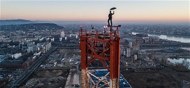 Egyáltalán nem fél az Esernyős Ember, jó magasról nézett le Budapestre – videó