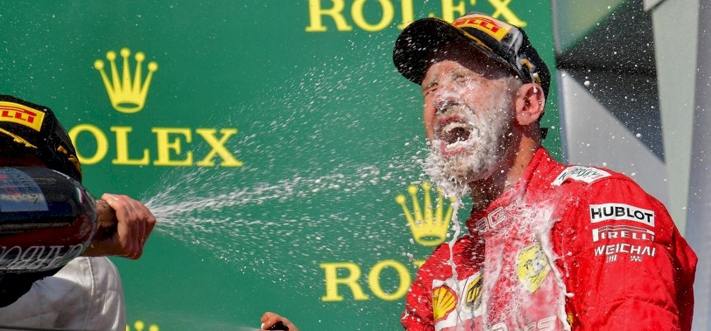 Sebastian Vettel felszedette a szemetet a tévésekkel a Hungaroringen